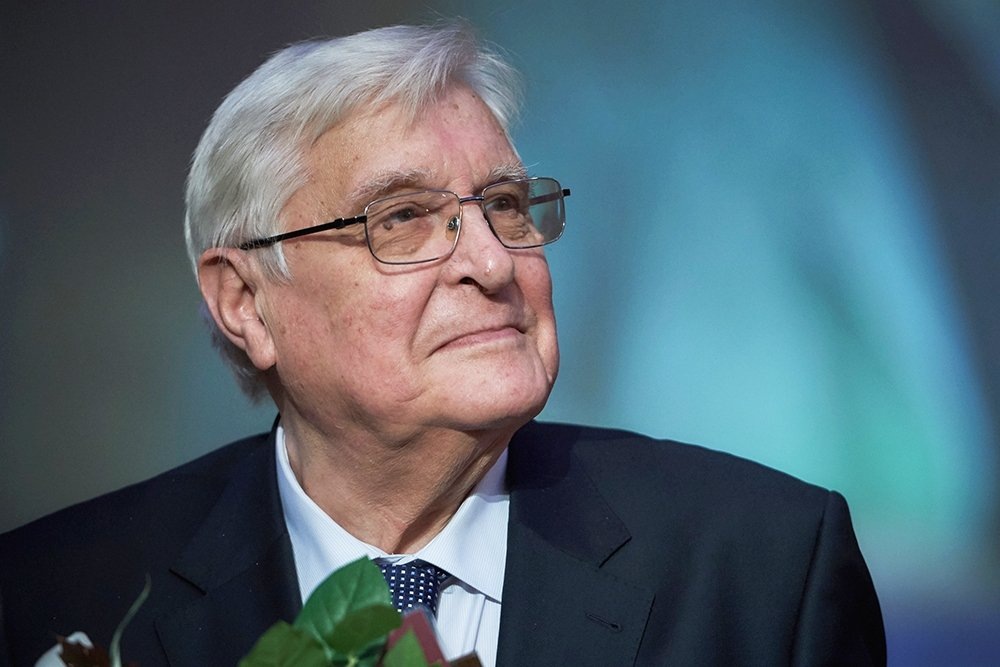 Олег Валерианович Басилашвили — советский и российский актёр театра, кино и телевидения, общественный деятель; народный артист СССР, лауреат Государственной премии РСФСР имени братьев Васильевых.