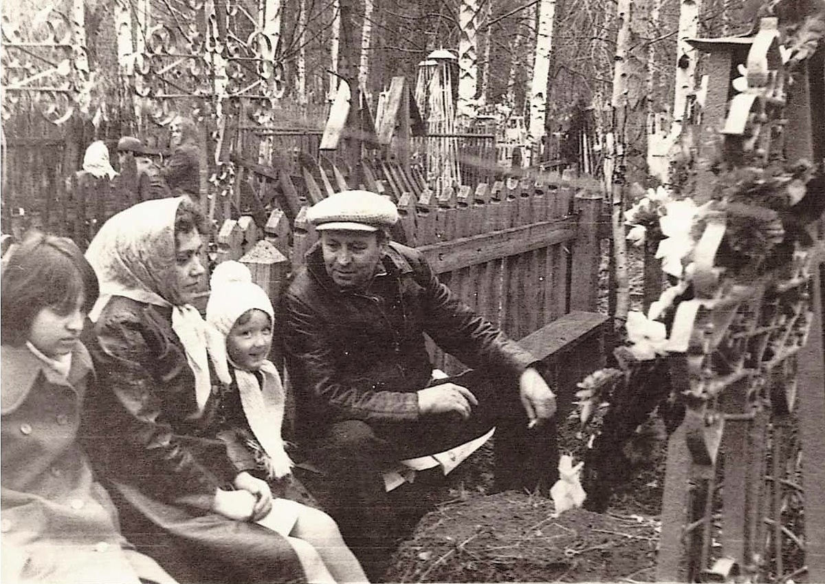 Примерно 1979 год. Нв могиле дедушки, Шилова Георгия Васильевича (1903 - 1957).  Справа налево: Шилова Елена Анатольевна, Шилова (Медведева) Алевтина Анатольевна, Шилова Лариса Анатольевна, Шилов Виктор Георгиевич.