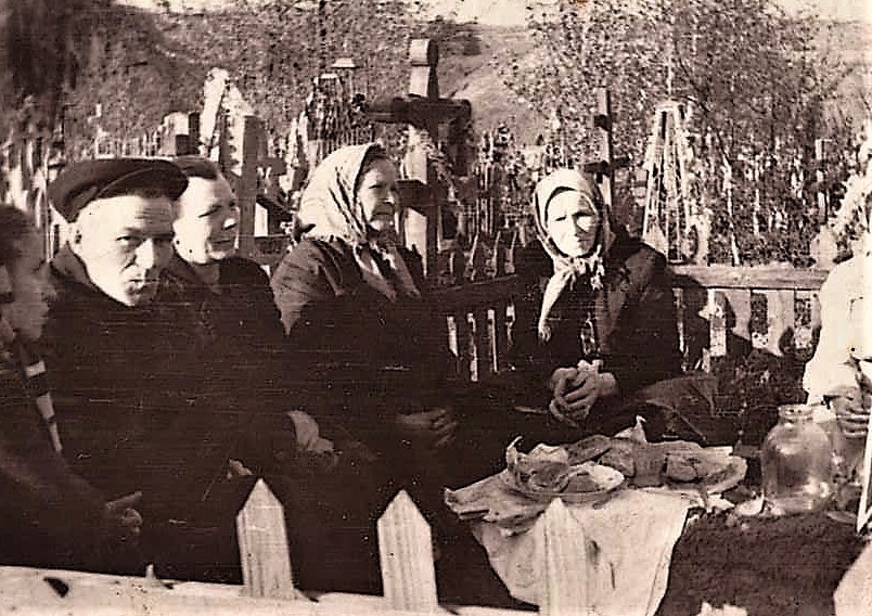 Поминальная трапеза на кладбище. Из фотоальбома Шилова Ивана Георгиевича.