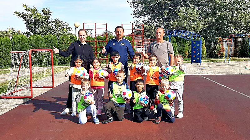    Дошколята изучают «Азбуку футбола»