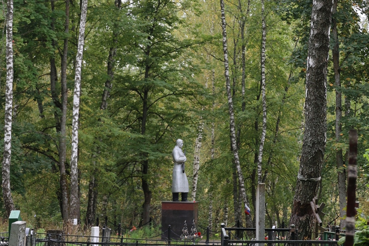 Памятник Неизвестному солдату на братской могиле на кладбище в Овстуге. 