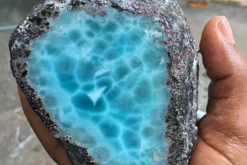 Ларимар – удивительный камень, напоминающий воды Карибского моря