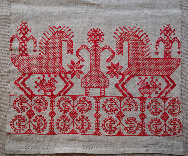 «Ромб» («круг») – символ солнца. На фото на смоленском полотенце, изображены почти все славянские солнечные символы: кони, петухи, розетки и три человеческих фигуры, 
по - видимому солнечных богов, причем у средней голова не круглая, но ромбоидальная, осиянная крюковыми лучами, у двух же остальных головы совершенно ромбические и также осиянные лучами. (иллюстрация и подпись к ней с сайта Смоленского государственного музея-заповедника).
