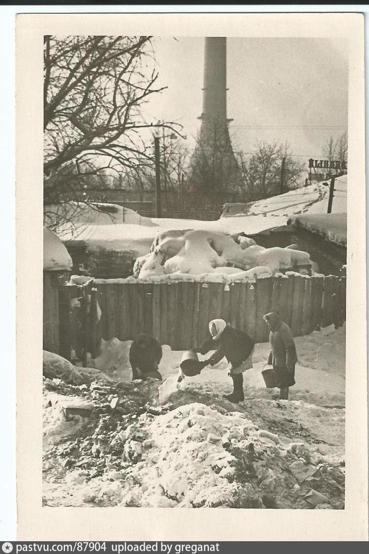 Снимок сделан в 60-х годах по адресу Останкинский тупик, людьми, живущими в старых деревянных домах "со всеми удобствами во дворе" совсем рядом с Останкинской башней. Автор: Анатолий Шевелевич.