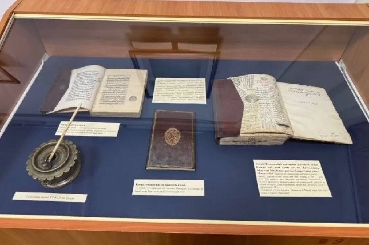   В Симферополе открылась выставка рукописей библиотеки дома Гераев