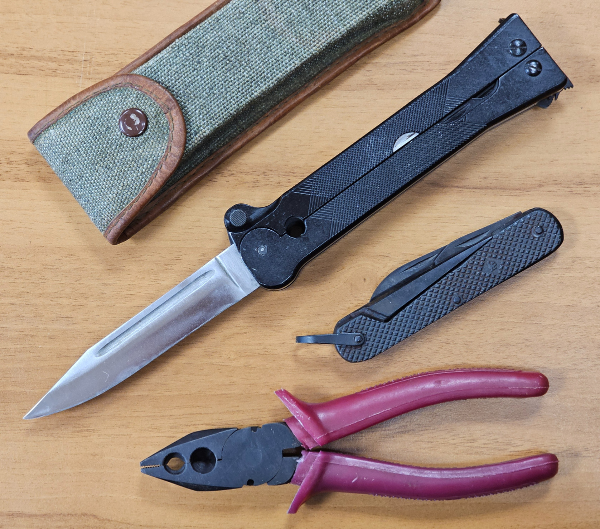 Wz.69 рядом со своим штатным чехлом, а также плоскогубцами-обжимкой и ножом сапёра советского образца. Для тех, кто в теме, повторю: да, я знаю, как расшифровывается СМП, но слов этих употреблять не хочу, чтобы не обижать алгоритмы Дзена. Так что вместо МП пусть будет "сапёр".