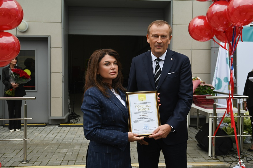 Александр Дрозденко поздравил свою жену Ирину Дрозденко с 10-летием Мультицентра, которым она руководит. Это событие широко освещали СМИ, финансируемые Дрозден..., то есть Правительством Ленинградской области. фото https://lenobl.ru/ru/dlya-smi/photo/7570/