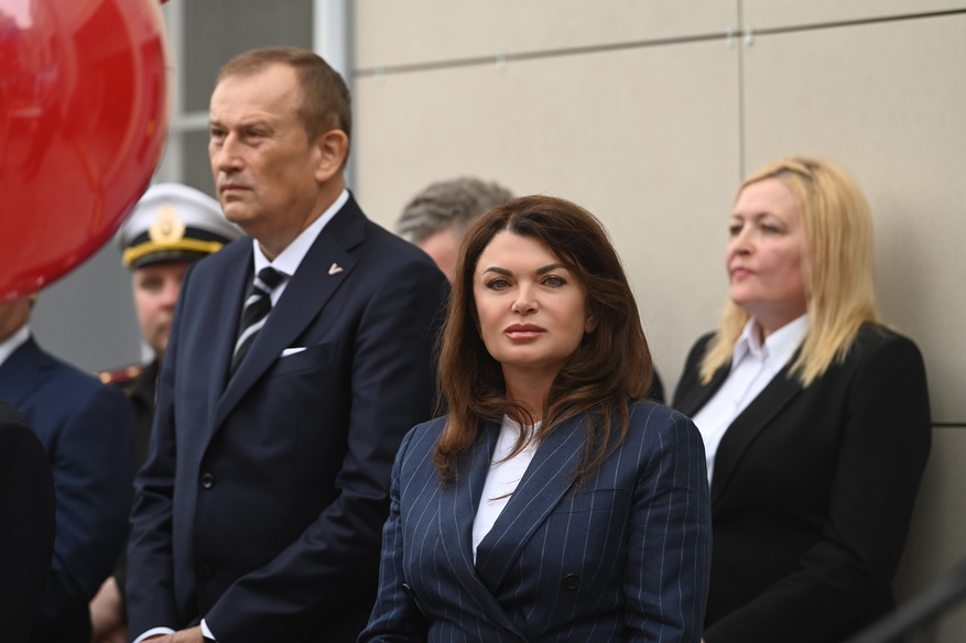 Весной 2025 года супруги Дрозденко прошли ряд каких-то косметологических процедур, после которых оба помолодели. Да так, что Путин сначала Дрозденко не узнал. Читайте об этом у нгас на канале в ближайшее время. фото https://lenobl.ru/ru/dlya-smi/photo/7570/