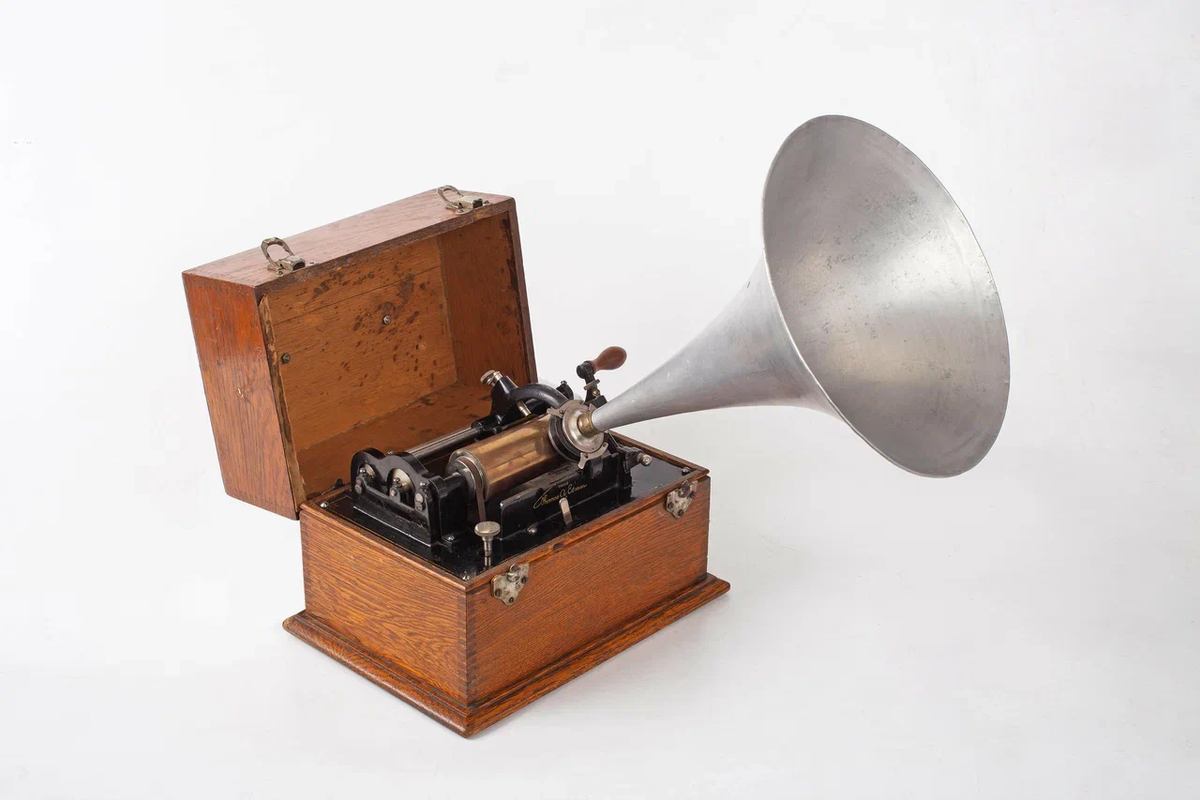 Фонограф. Прин. А.М.Листопадову. С раструбом. Из фондов Музея музыки.