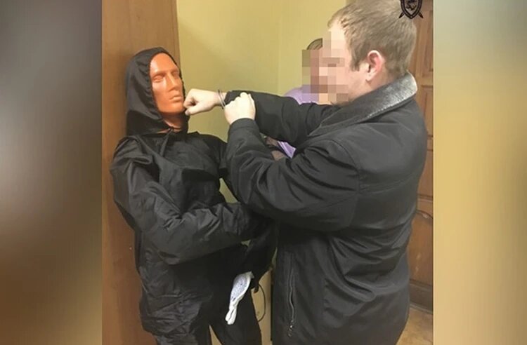 Один из убийц на следственном эксперименте. Фото: СК