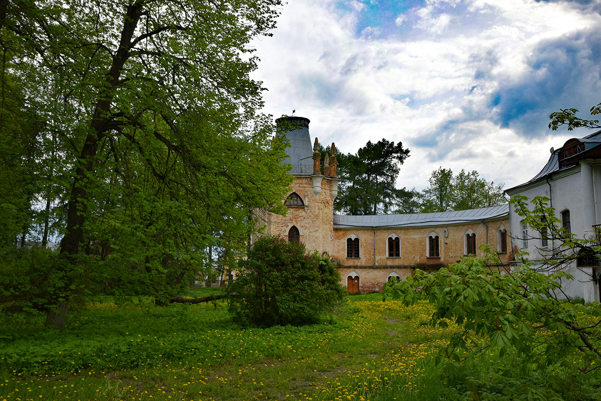 Старинная усадьба с почти готическим замком в селе Жерехово