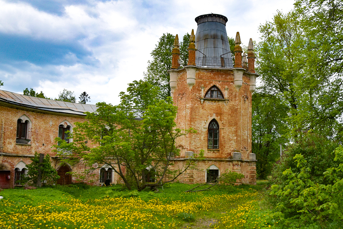 Старинная усадьба: угловая башня готического замка в селе Жерехово