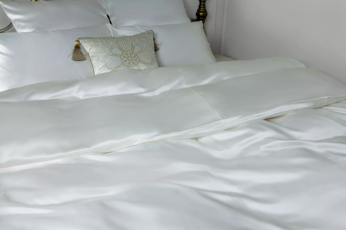 Комплект постельного белья жемчужно-белый, шёлк. Моллен