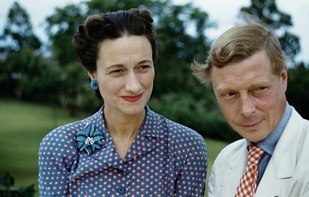 Герцог и герцогиня Виндзорские у здания правительства в Нассау, Багамские острова, 1942 год.