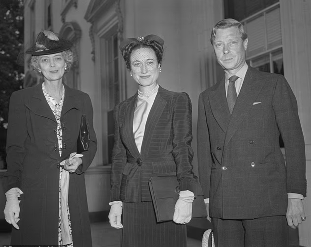 Рузвельт предложил герцогу и герцогине посетить Белый дом осенью следующего года. Эдвард и Уоллис, как и положено, прибыли в сентябре 1941 года, снова на обед, и были приняты как королевские особы.