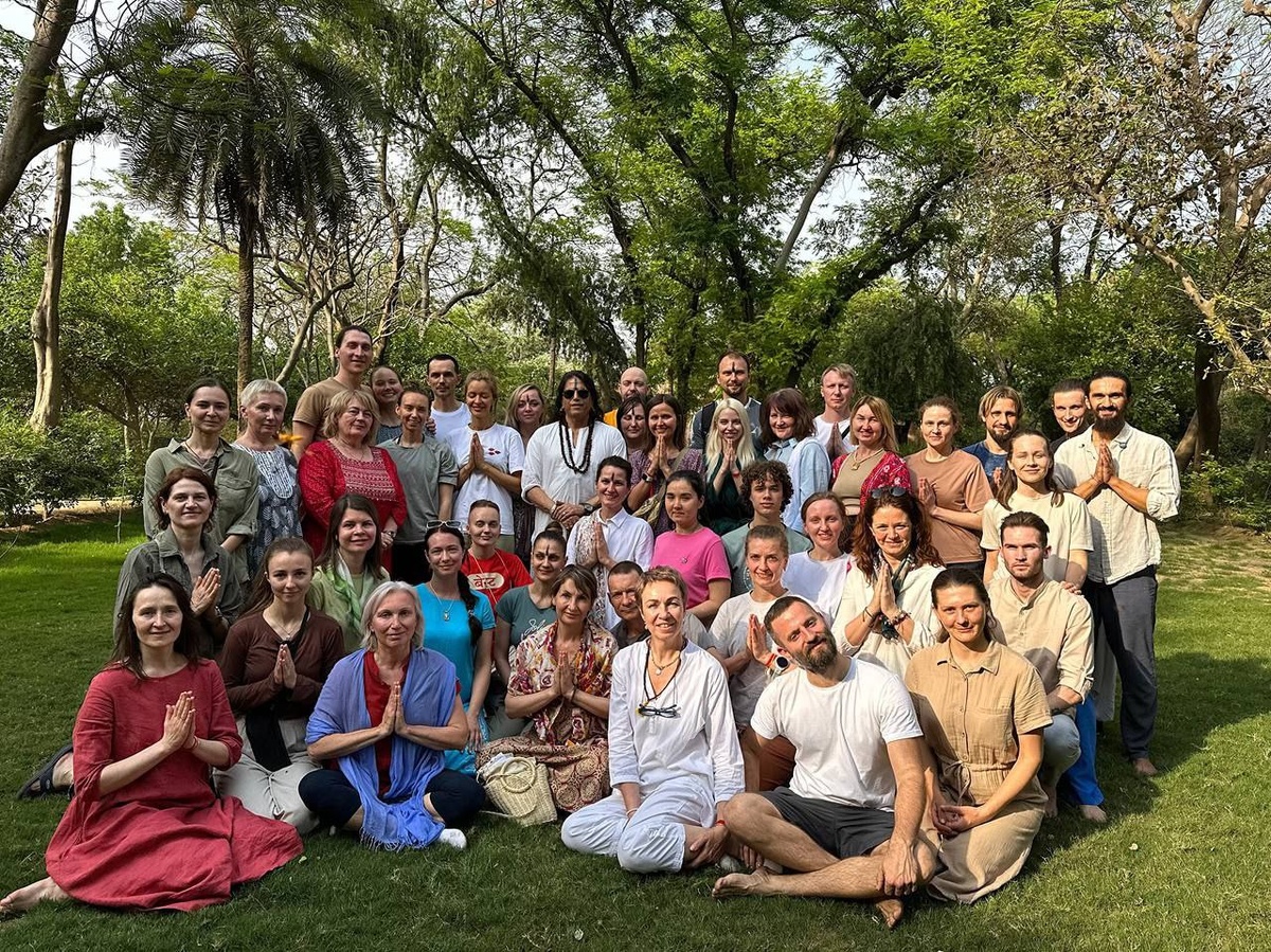 Наша группа с Гуру Крийя-йоги Шри Шайлендрой Шармой (11 апреля 2025 г.)