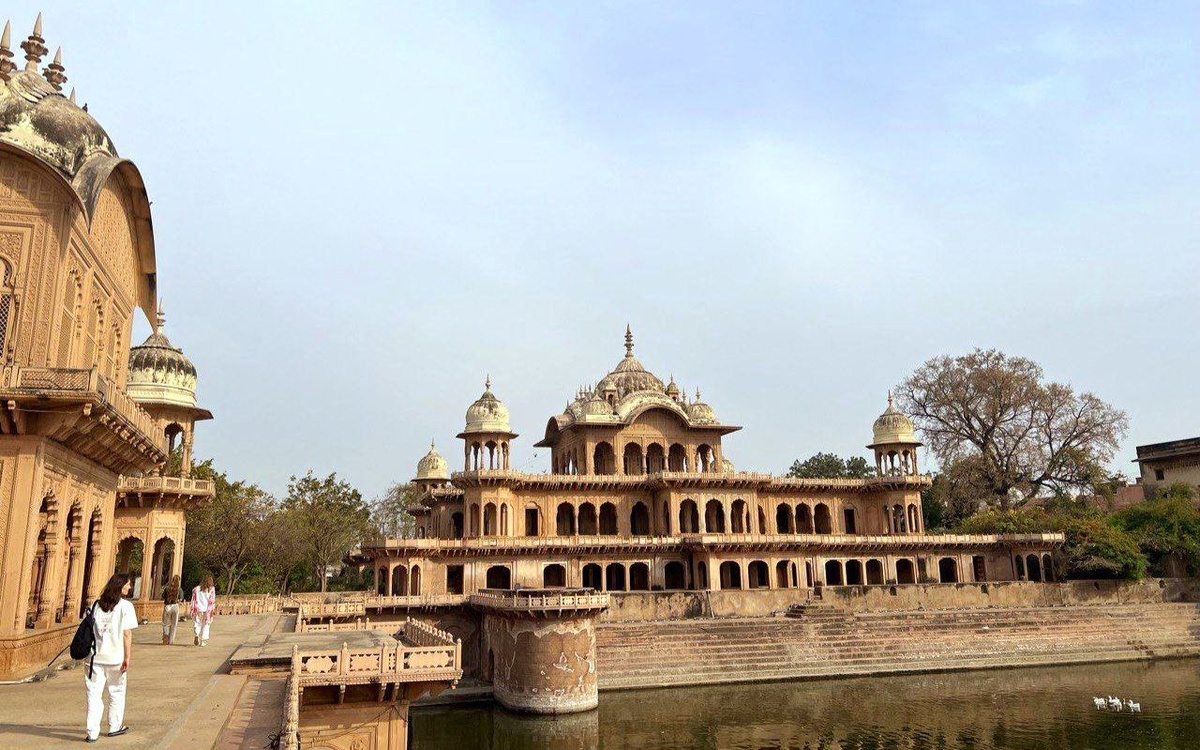 Дворец Гуру Крийя-йоги Шри Шайлендры Шармы на Смашане в Говордхане