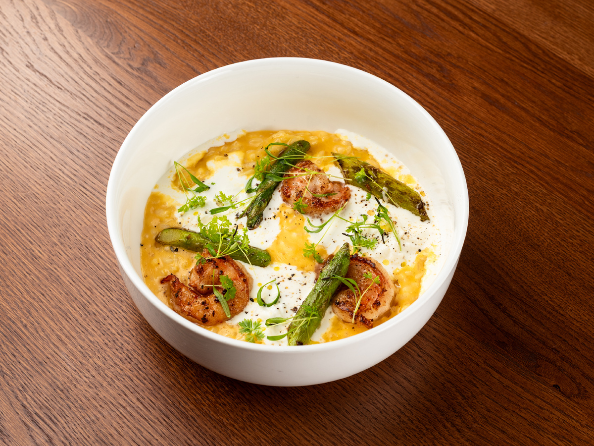 Тыквенное ризотто со спаржей, страчателлой, креветкой и трюфельным маслом