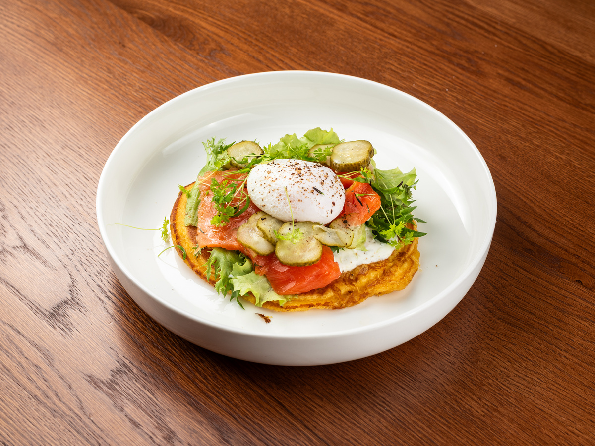 Тыквенные панкейки с лососем, дзадзики и маринованным огурцом.