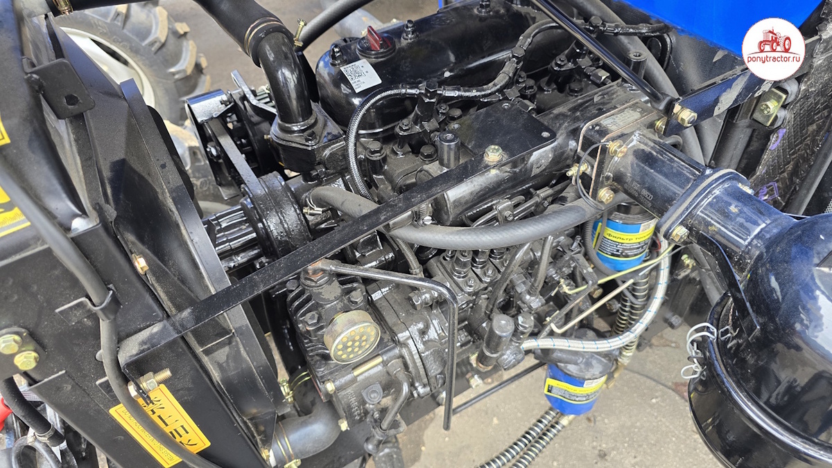 Листайте справа налево. Двигатель ZN-390T, вид слева. Фильтр тонкой очистки топлива, фильтр масляный. Воздушный фильтр (металлическая сетка в масляной ванне). Фото автора.