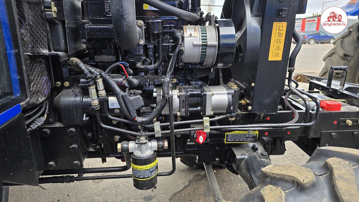 Двигатель ZN-390T, вид справа. На фото: генератор мощностью 350 Вт, два гидронасоса (гидравлика трактора, ГУР), фильтр гидравлики. Фото автора.
