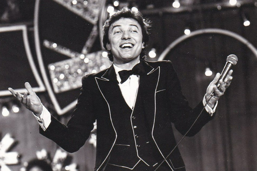 Карел Готт выступает на рождественском концерте в пражской «Люцерне», 1979 год