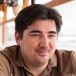    — Рынок доставки растет. Как любые мобильные сервисы, как любые интернет-проекты, это такая всеобщая мировая тенденция, тренд. Потребителю удобнее заказать доставку, но вопрос в том, придет ли он в ресторан, очень неочевидный. Аудитория пересекается примерно на пятьдесят процентов. Есть гости-фрилансеры, которые не ходят в рестораны вообще, и они выбирают по цене. А есть постоянные гости того или иного бренда, которые находят любимый бренд в доставке, потом заказывают и ждут блюда, как в ресторане. А пока оно доехало до гостя, оно уже другого формата, и гости: «Фу, ресторан испортился, и мы больше туда не придем». Поэтому это может сработать и в плюс, и в минус. Если мы говорим про какой-нибудь Fields, и гость заказал эклер — ничего не будет. А когда гость заказывает шашлык, который за двадцать-тридцать минут езды превращается в подошву, потом гости пишут комментарии. Поэтому доставка — это специфичная история, которая может сыграть и в плюс, и в минус. Тут вопрос, что доставлять, как доставлять и насколько это рабочая конструкция, — уверен Шарифулин.