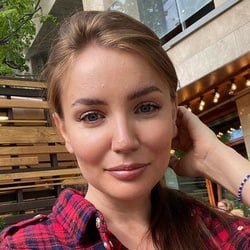    — До мая этого года мы принципиально не подключались к агрегаторам и работали исключительно через собственную службу доставки: заказы принимали по телефону или через сайт, доставку выполняли наши курьеры. Такой формат обеспечивал стабильный, но довольно скромный поток заказов — в основном от постоянных гостей, которые и раньше выбирали наш ресторан. Ситуация изменилась в мае, когда мы подключили сервис доставки. С этого момента мы начали наблюдать ощутимый рост спроса на доставку из наших ресторанов. Безусловно, собственная доставка остается более выгодной с точки зрения маржинальности, однако подключение к «Яндексу» дает нам значительный плюс в продвижении и позволяет наращивать обороты, выходя на новую аудиторию, — рассказала «Реальному времени» основатель и руководитель сети ресторанов Fields Алина Сафина.