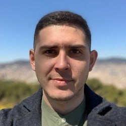    — У нас бары и доставка, и в целом еда занимает небольшой процент от выручки. В среднем это 5—10%. Это стабильная цифра. При этом мы иногда включаем платное продвижение, краткосрочно показатель может вырасти. Доставка может тащить гостей в офлайн, работает на узнаваемость. Главный минус в том, что пик заказов доставки также приходится на пик загрузки офлайн. Из-за этого скорость отдачи замедляется. И да, у нас есть часть гостей, которые пришли к нам после того, как заказали онлайн, но чаще всего происходит наоборот, — отметил Галайчук в разговоре с «Реальным временем».