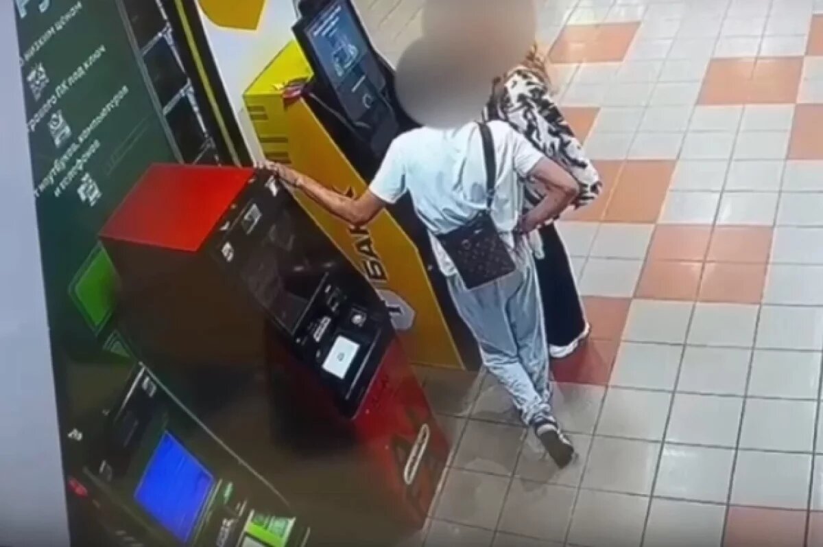    В Твери 16-летний подросток угрозами вытянул из цветочницы более ₽15 тысяч