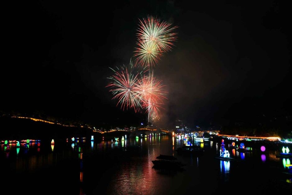 Jinju Namgang Yudeung Lantern Festival (진주 남강 유등 축제). Источник: KTO Photo Korea.