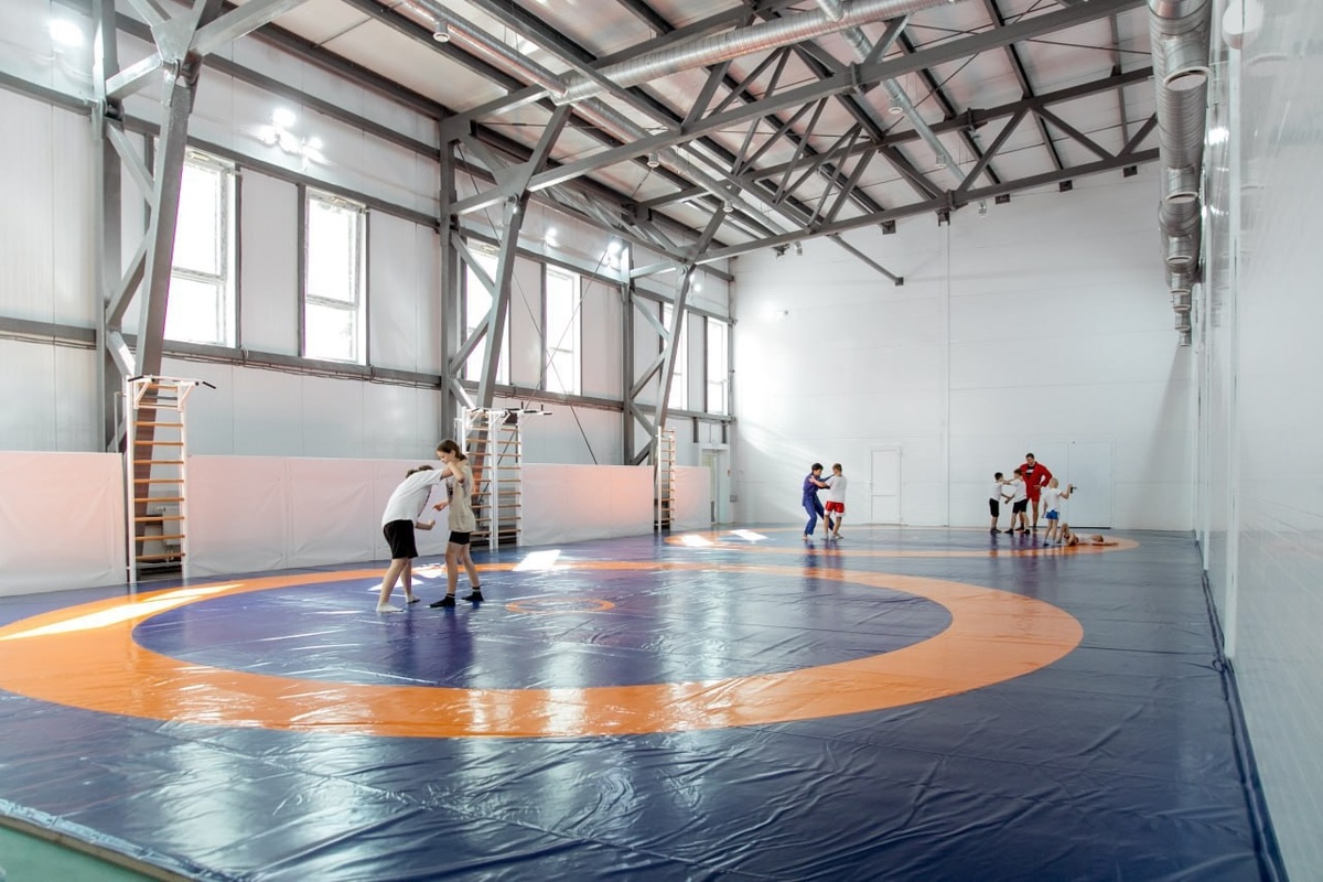    В Сургуте в микрорайоне «А» появился универсальный спорткомплекс