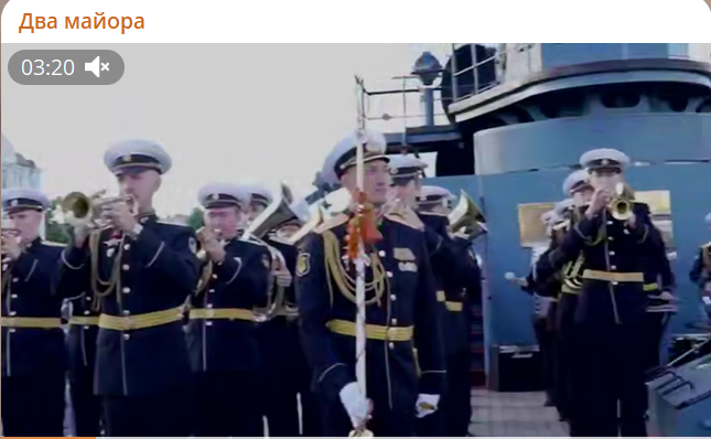 В 2022 году Сводный военный оркестр ВМФ исполнил кавер-версии на песни группы "Сектор газа". Фото: скриншот тг-канала "Два майора"