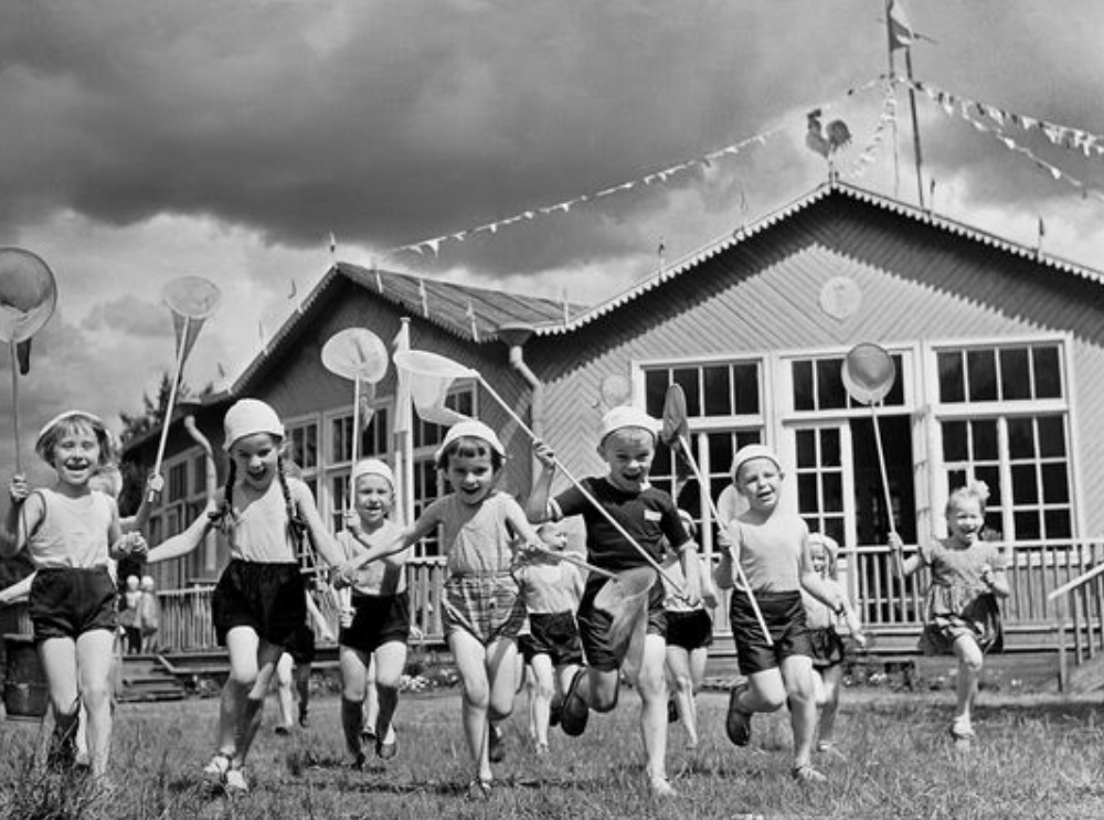 Воспитанники детского сада Ленинградского металлического завода во время летнего отдыха на даче. 1959 год