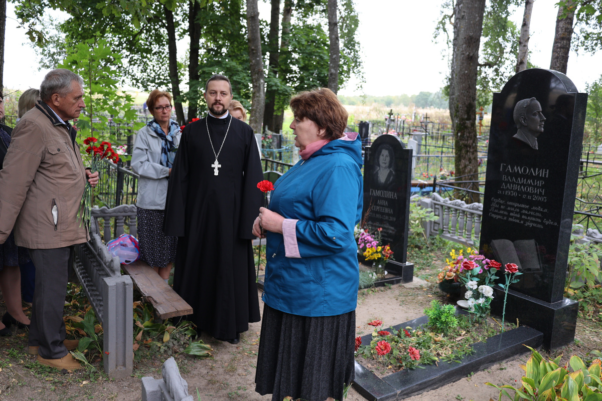 На кладбище. 