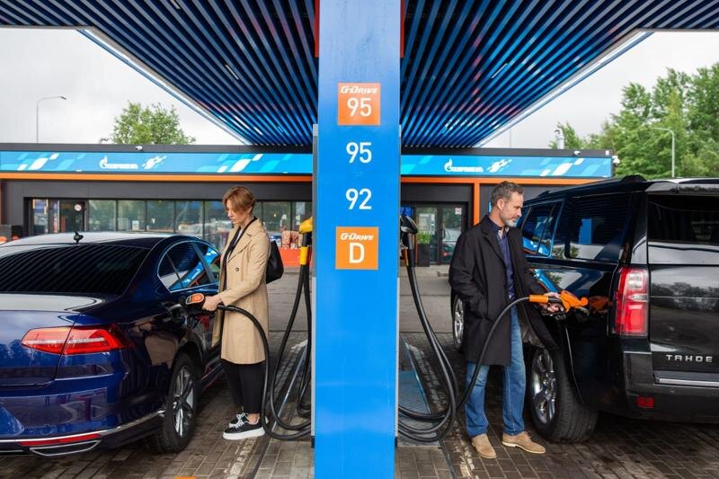    Фото пресс-служба «Газпром нефть» / Девушка и парень заправляют машины на АЗС