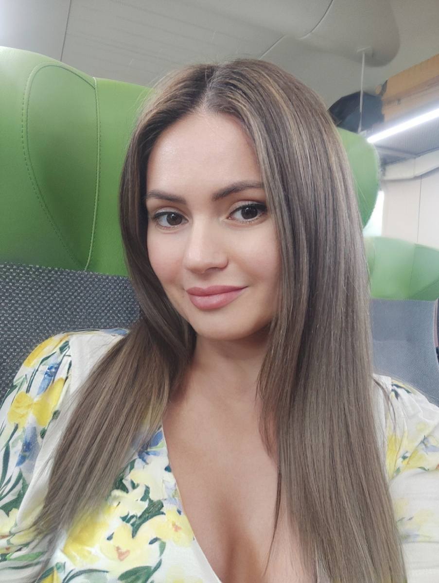 Волосы укладывали утюжком с паром. У кого-нибудь есть такой для домашнего использования? Эффект "глянца" понравился. Дома буду сравнивать с обычным утюжком. 