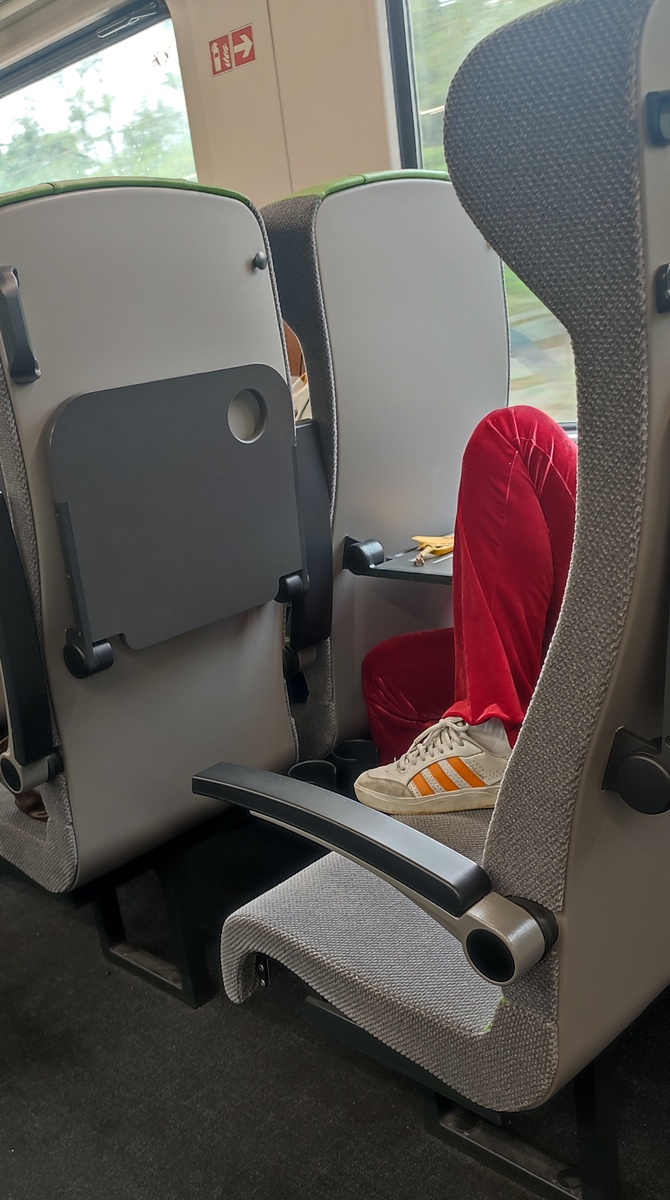 Маникюр красный. Ногти длинные