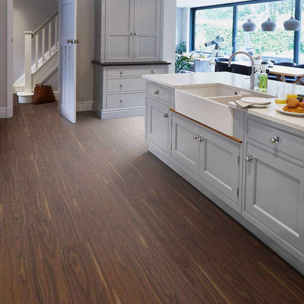 Тёмная инженерная доска подчёркивает статус интерьера