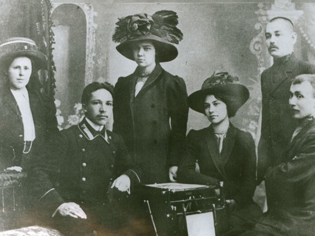 Хадича Ямашева - первая слева. Хусаин Ямашев - стоит первый справа.