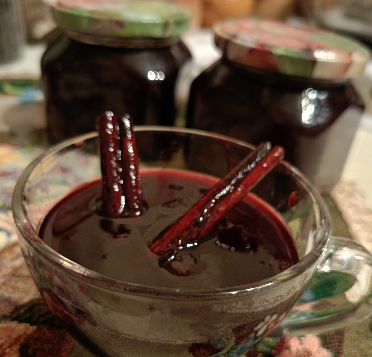 Сливовое варенье с палочками корицы. Варенье не ем, но варю, не пропадать же ягодам! 