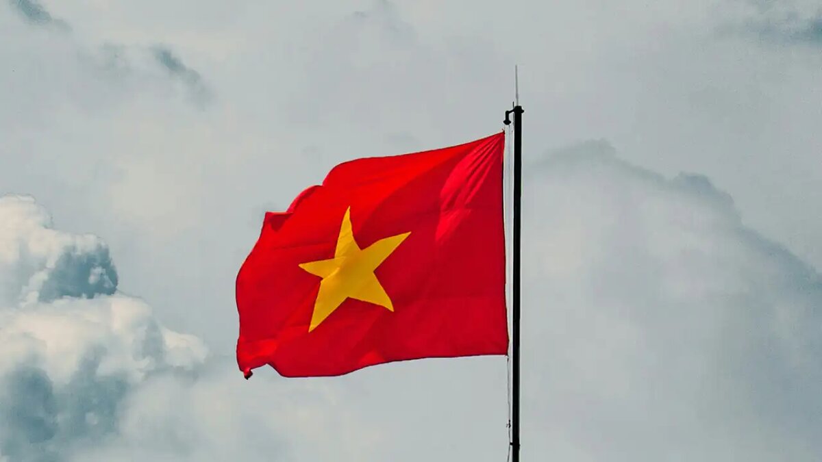    Флаг Социалистической Республики Вьетнам. © unsplash.com / Matt Brown