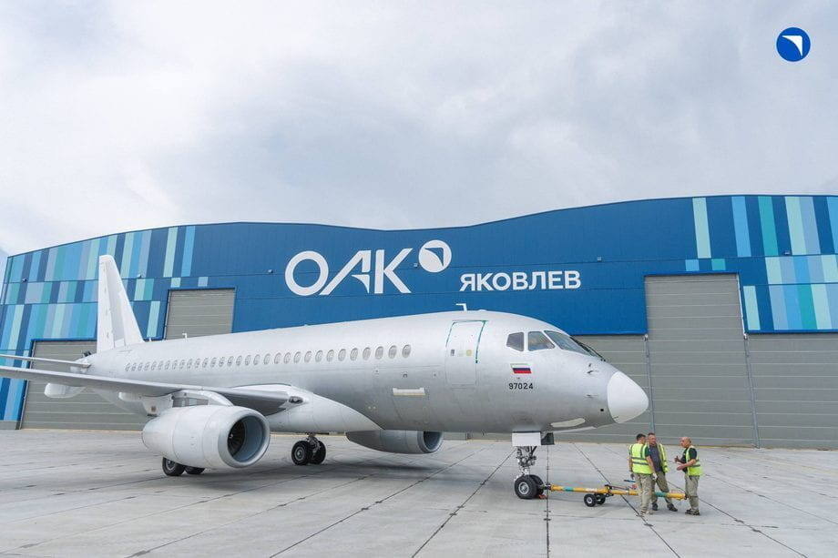   Самолёт SJ-100