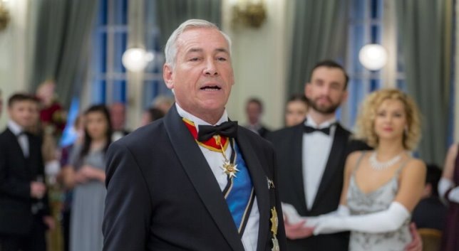 Король Эдвард - актёр Саймон Даттон.