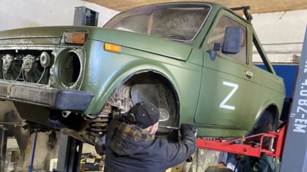    Нивы активно переделывают в пикапы для нужд фронта. Как правило, этим занимаются волонтеры и неравнодушные предприниматели.