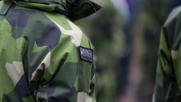    Не хотел служить в шведской армии - попросил друга ударить ножом в ногу