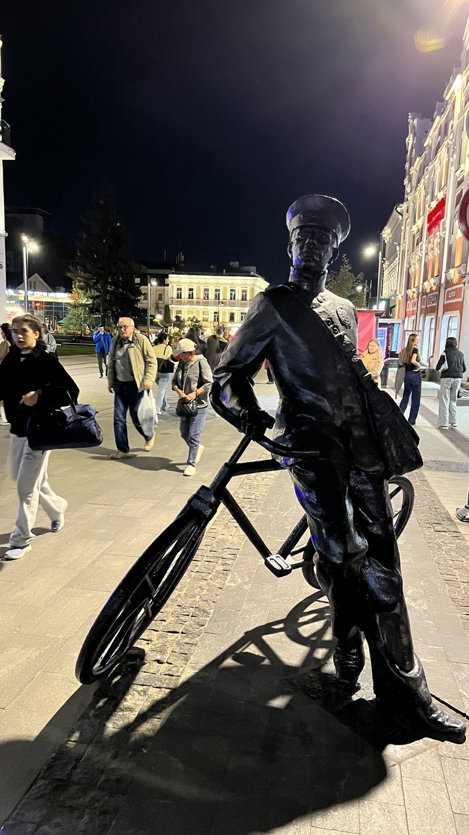 Скульптура почтальона на Покровке