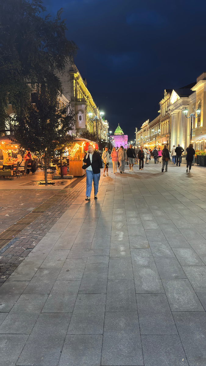 Конец улицы. Вдали уже видно башню Кремля