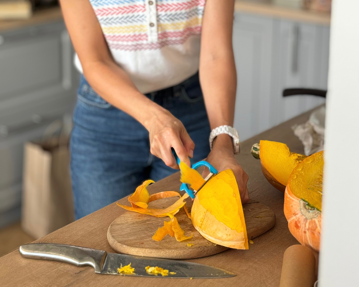 Я крайне рекомендую ту часть тыквы, которую вы не используете для супа, заморозить на будущее. В идеале замораживать порционно (прикинуть, сколько долек/грамм у вас получается на порцию и разложить их по пакетикам именно в этом количестве. У меня примерно 400-450 г на три порции).