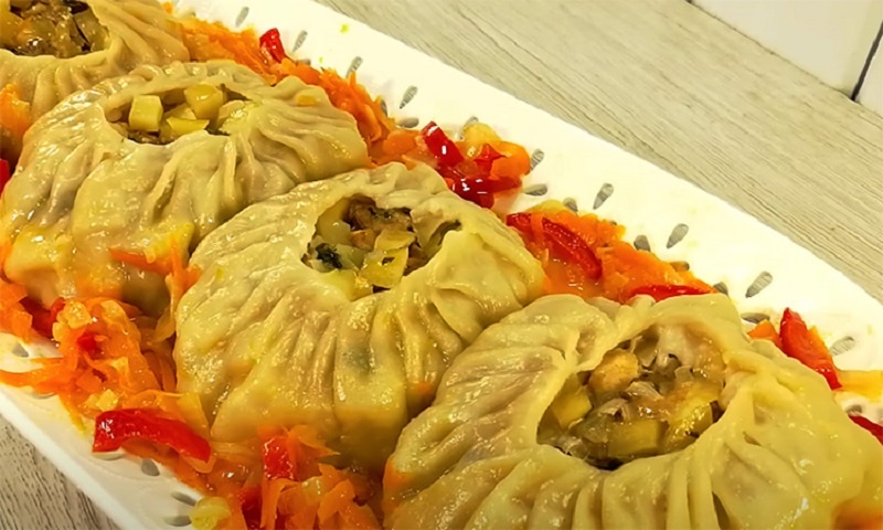 Горячее на каждый день: ароматные мешочки с мясом и картофелем — проще, чем манты, но не менее вкусно